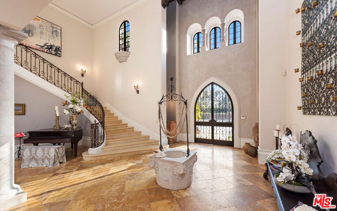 Interior, Piano