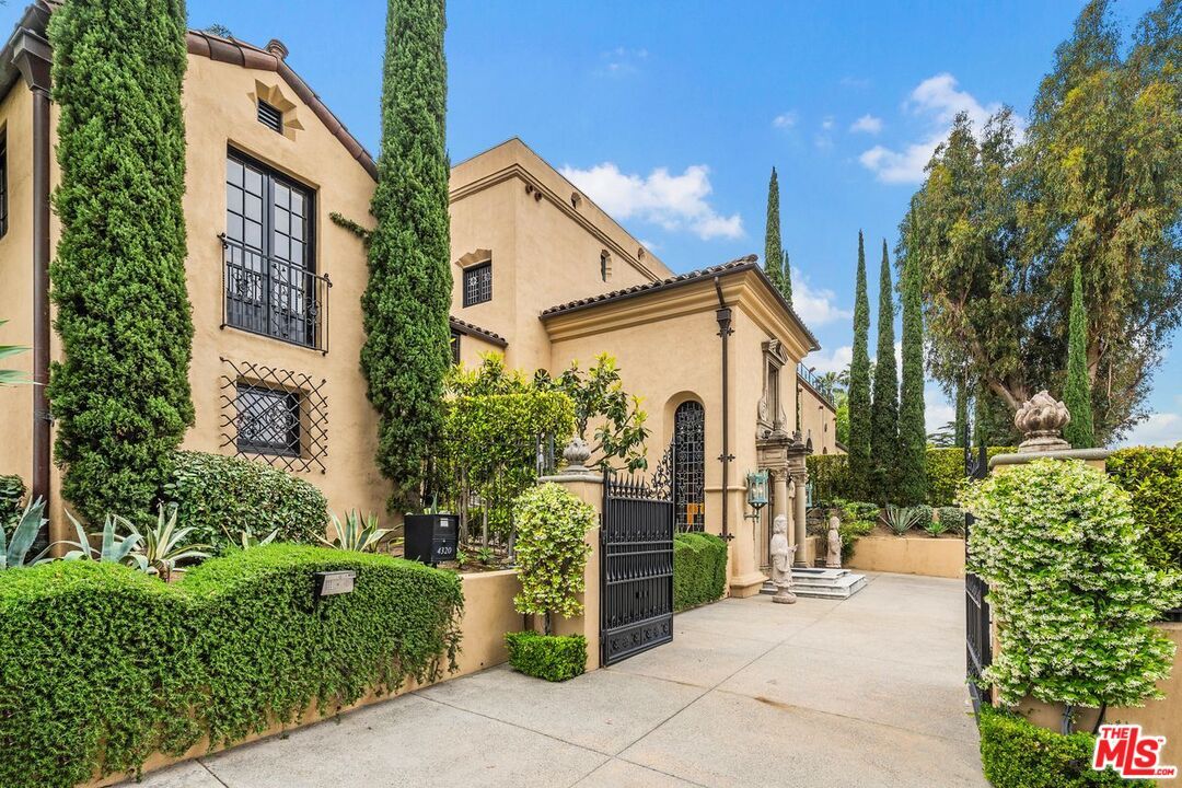 Exterior, Facade, Mediterranean