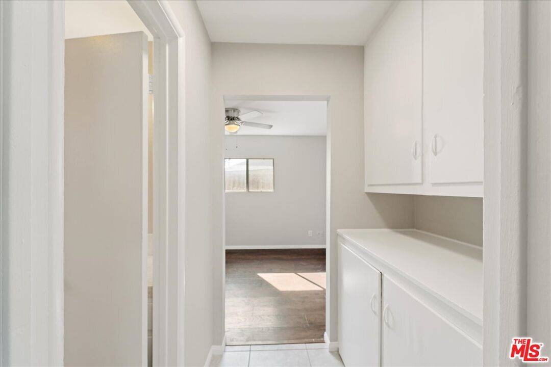 Interior, Washer, Wood Texture Flooring