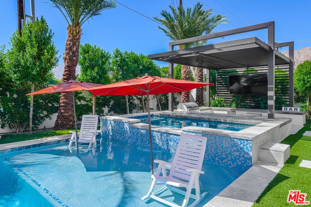 Exterior, Pool