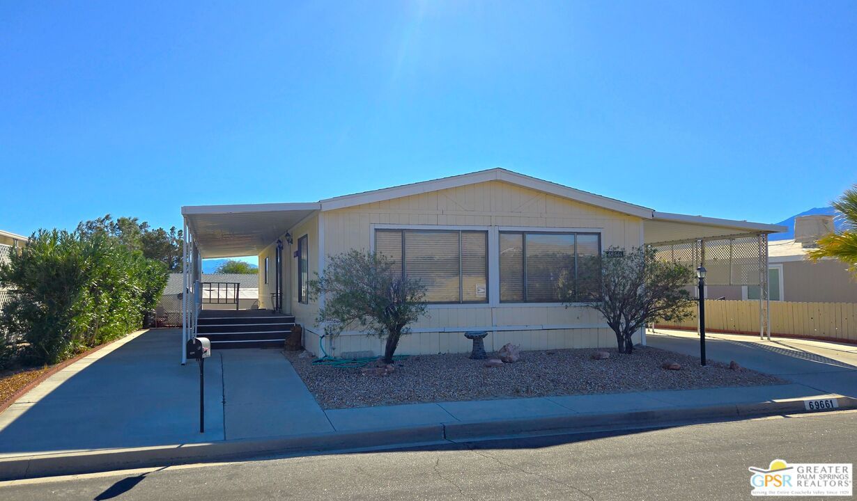Exterior, Facade, Modern