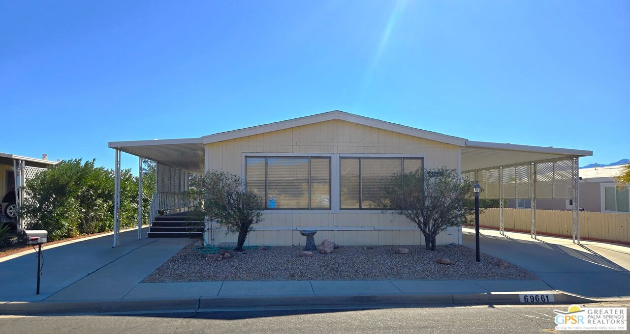Exterior, Facade, Modern