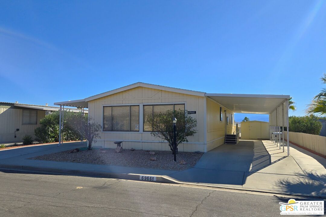 Exterior, Facade, Ranch