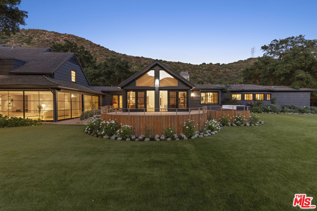 Backyard, Exterior, Facade, Ranch