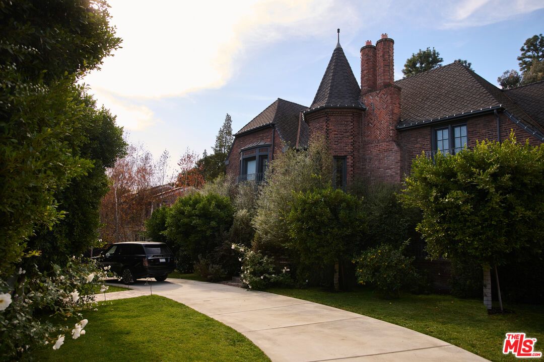 Exterior, Facade, Brick Facade, Queen Anne Victorian