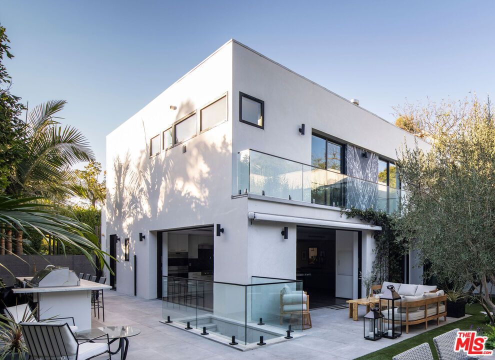 Exterior, Facade, Modern