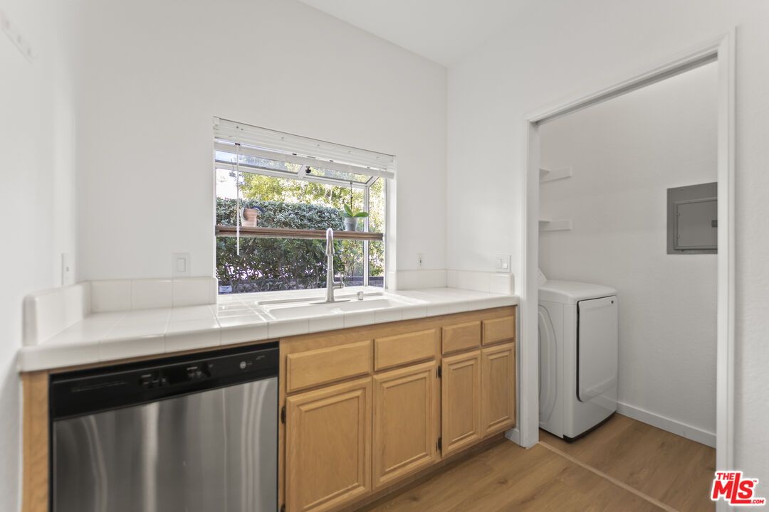 Interior, Washer, Wood Texture Flooring