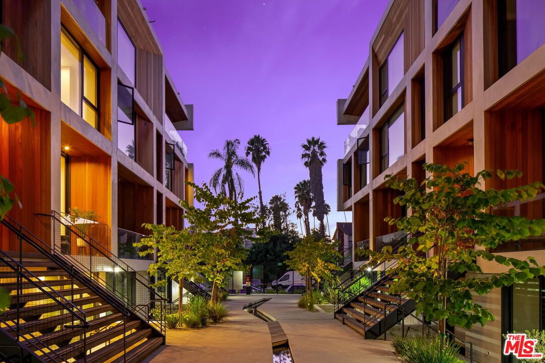 Exterior, Facade, Modern