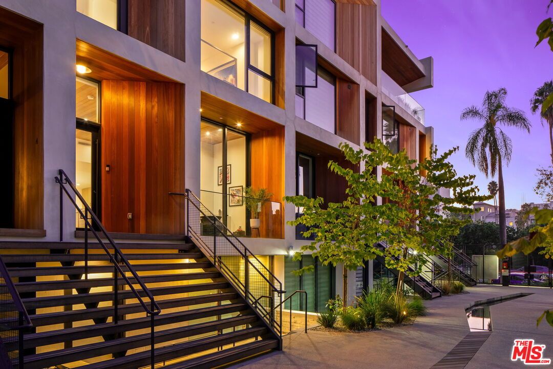 Exterior, Facade, Modern