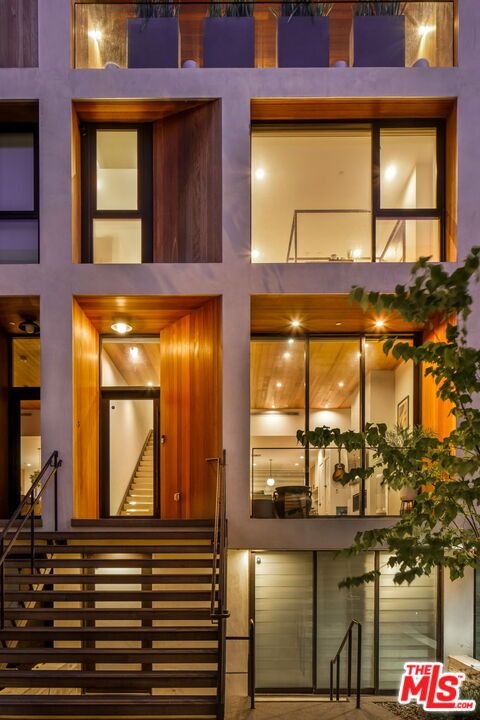 Exterior, Facade, Modern