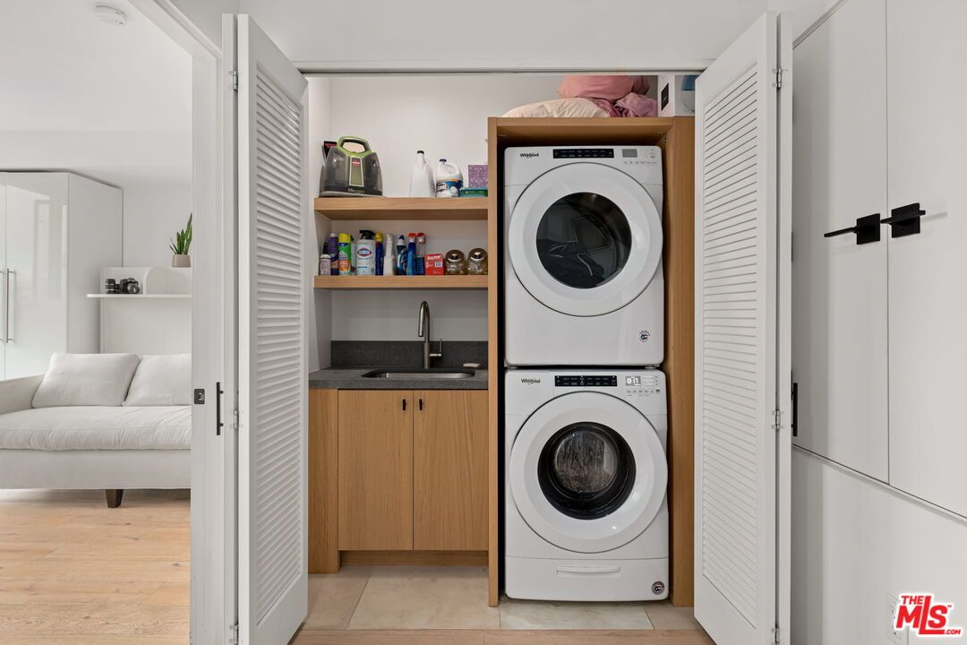 Interior, Utility Closets, Washer, Wood Texture Flooring