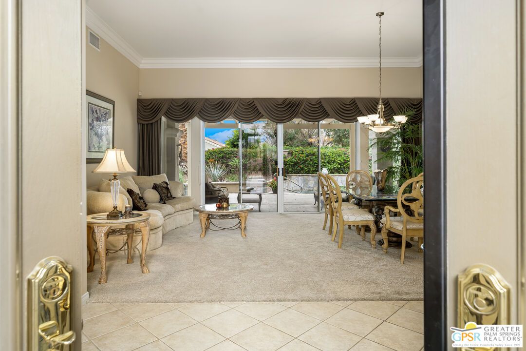 Chandelier, Dining room, Interior, Living room