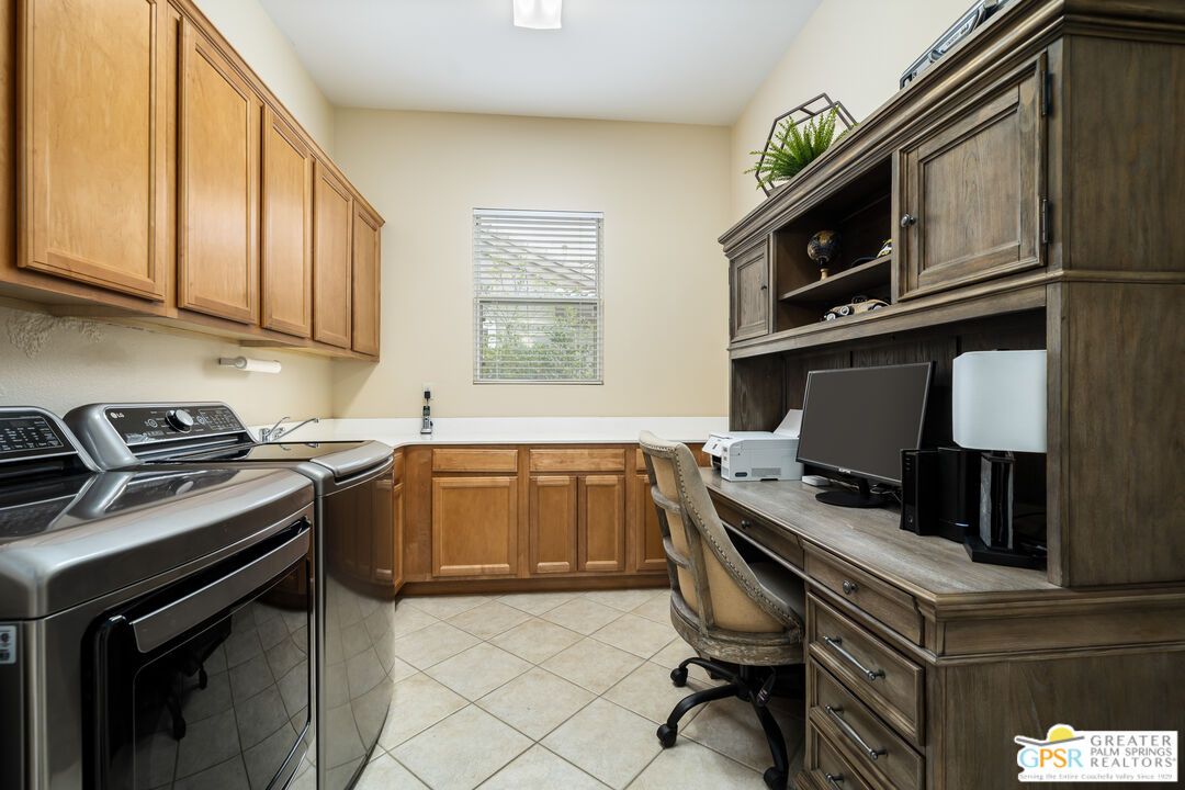 Home Office, Interior