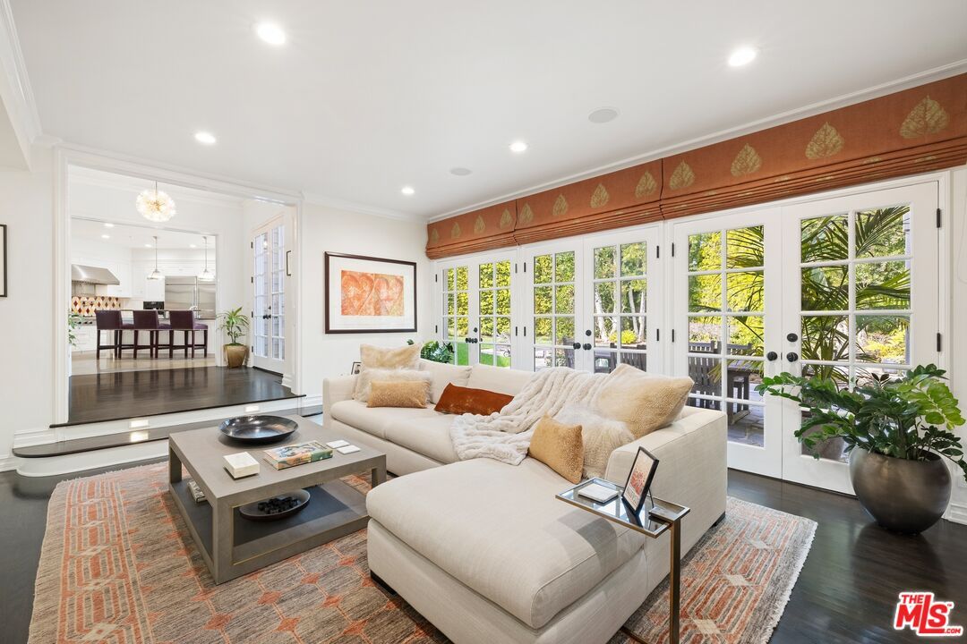 Interior, Living room, Pendant Lights, Recessed Lighting, Wood Texture Flooring