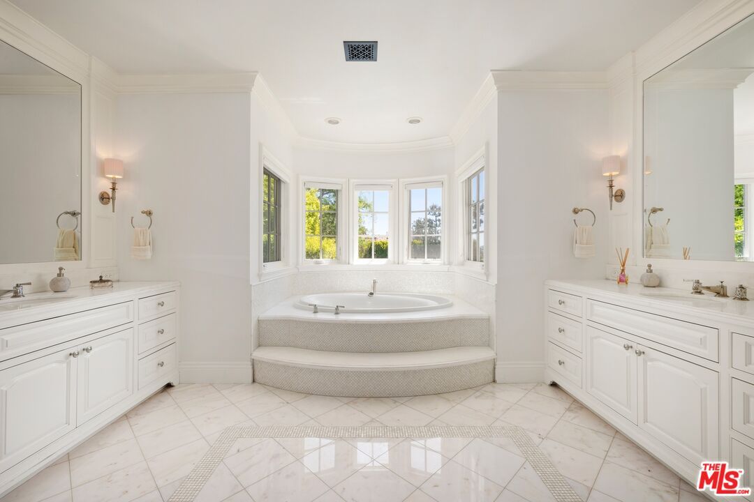 Bathroom, Dual Sink Vanities, Interior, Recessed Lighting
