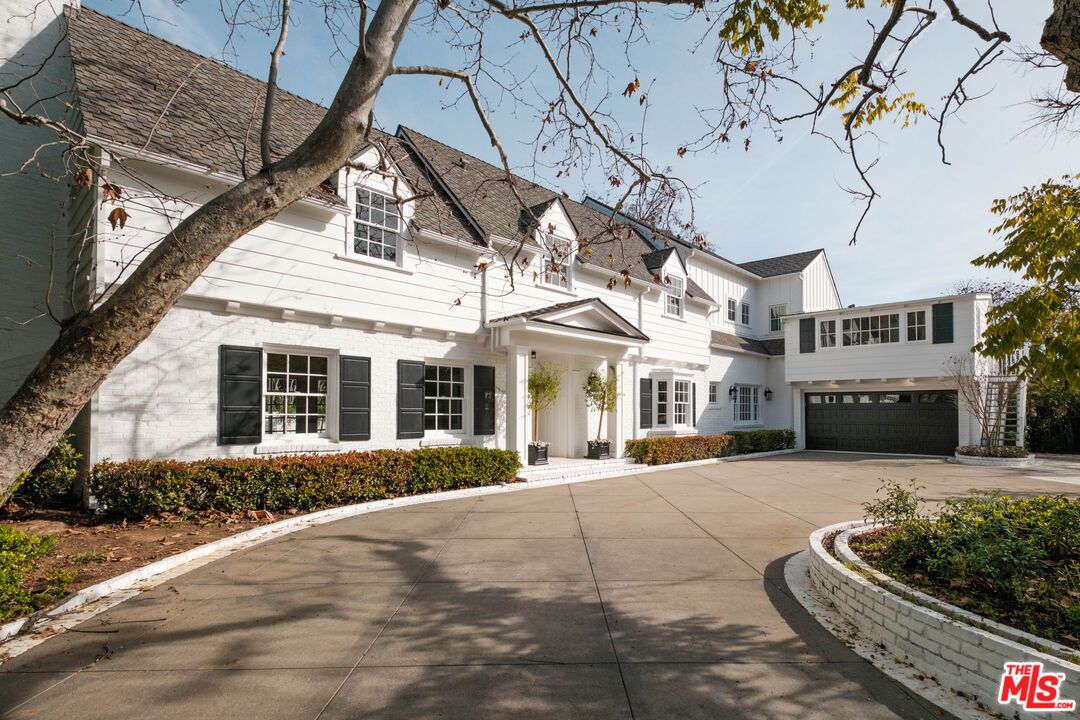 Attached, Exterior, Facade, Farmhouse
