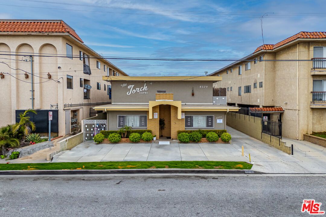 Exterior, Facade, Mediterranean