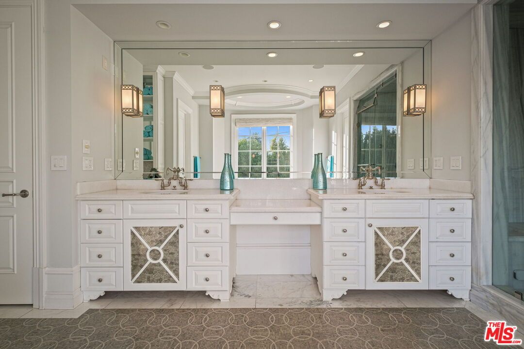 Bathroom, Dual Sink Vanities, Interior, Recessed Lighting