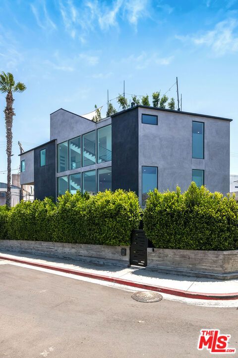 Exterior, Facade, Modern