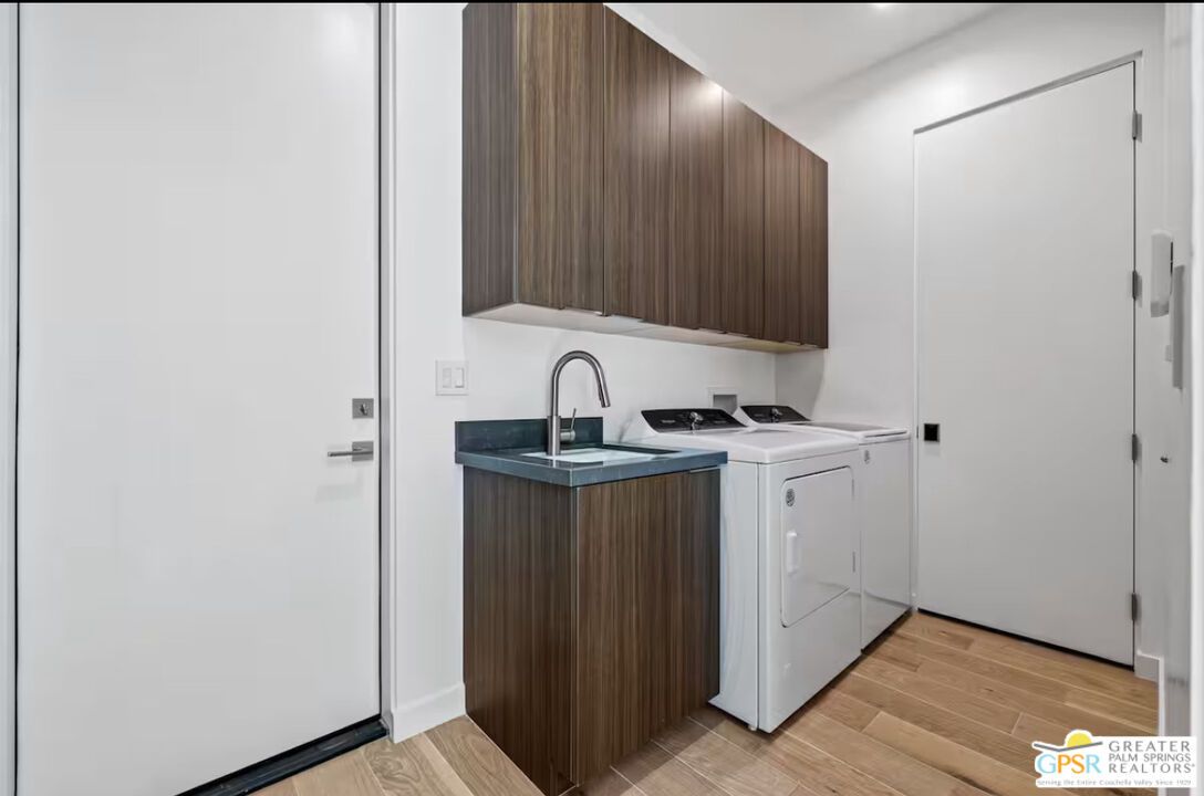 Interior, Recessed Lighting, Washer, Wood Texture Flooring