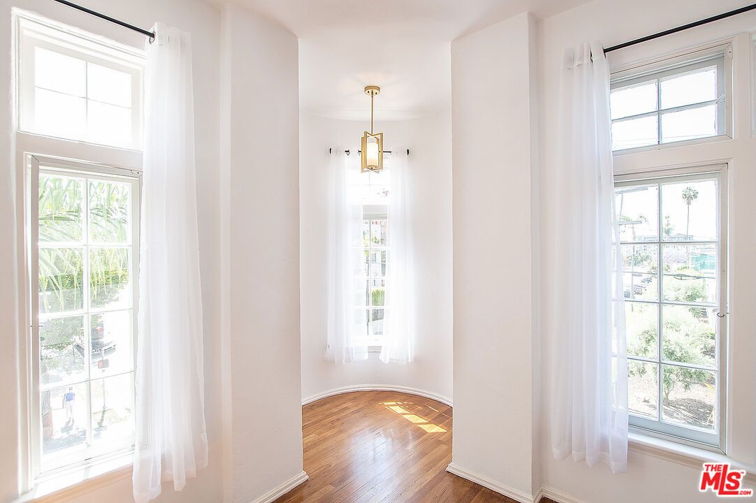 Interior, Pendant Lights, Wood Texture Flooring