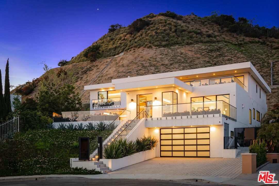 Attached, Exterior, Facade, Modern