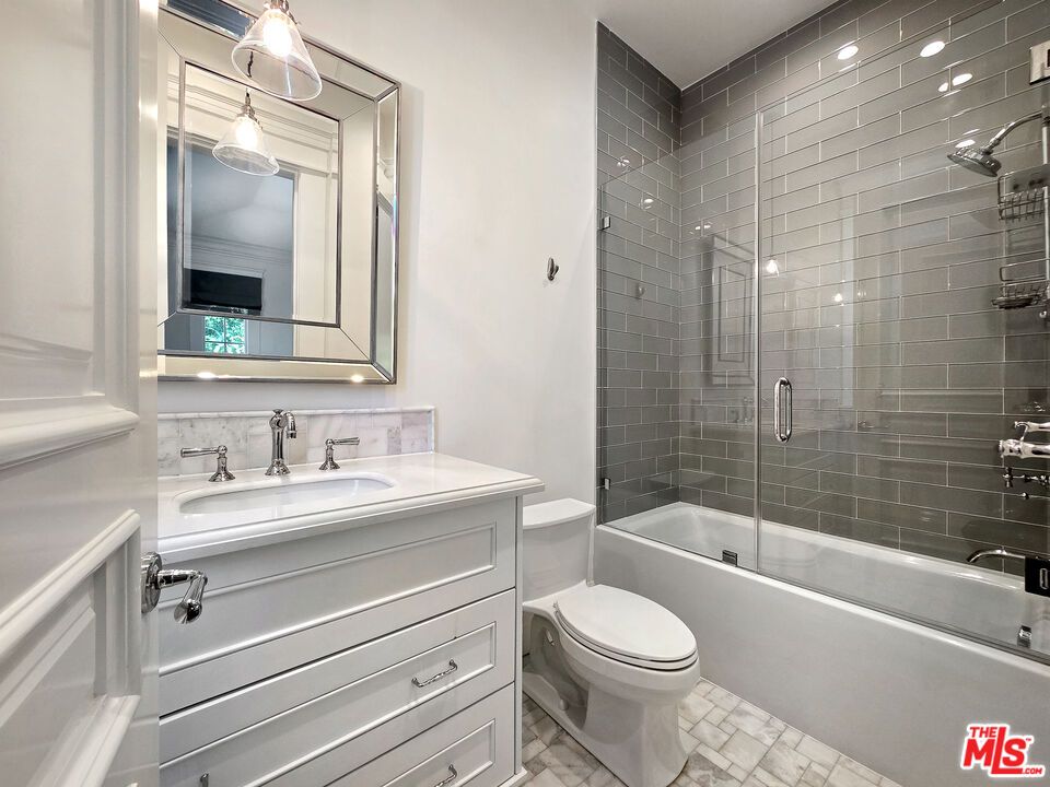 Bathroom, Glass Shower, Interior, Pendant Lights, Recessed Lighting