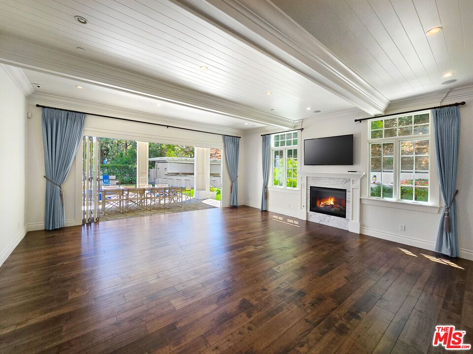 Dining room, Fireplace, Interior, Recessed Lighting, Wood Texture Flooring