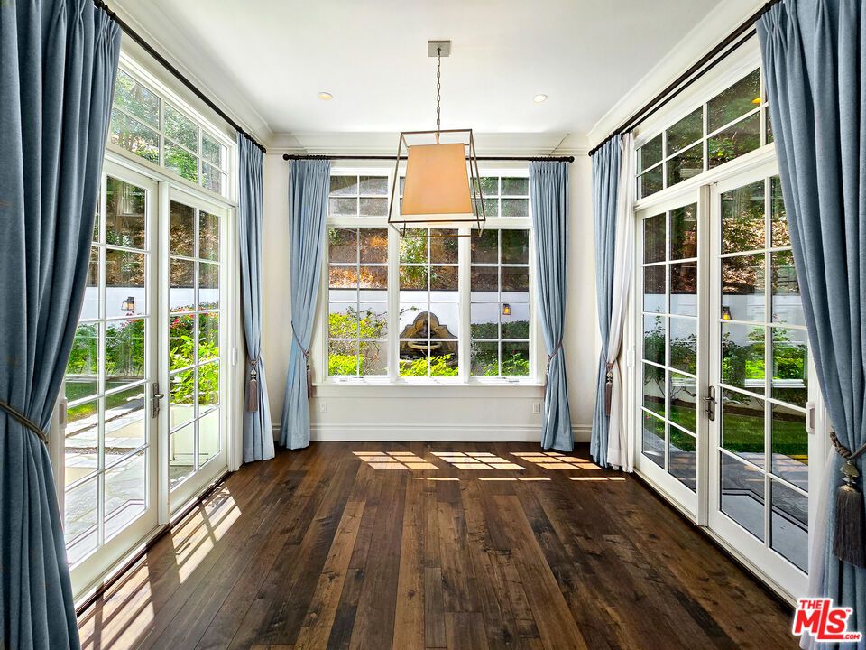 Interior, Pendant Lights, Recessed Lighting, Sun Room, Wood Texture Flooring