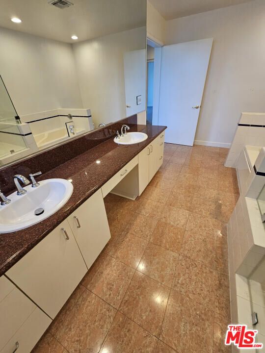 Bathroom, Dual Sink Vanities, Interior, Recessed Lighting