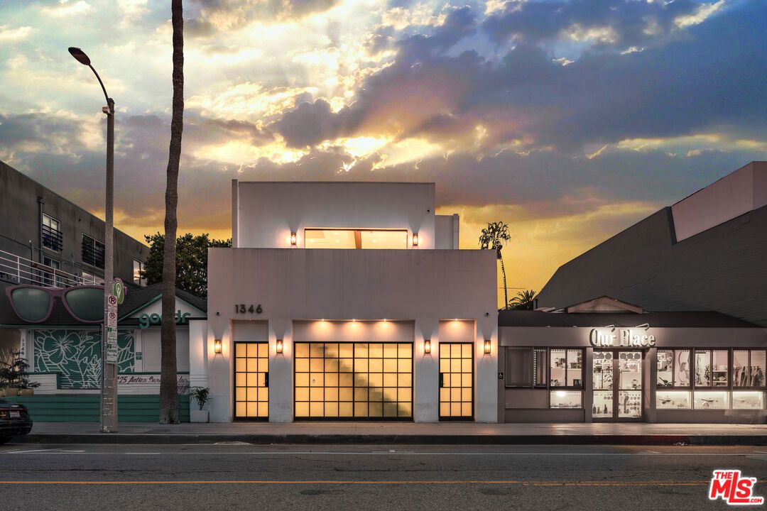 Exterior, Facade, Modern