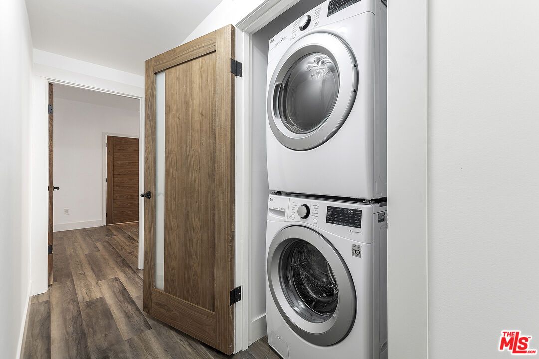 Interior, Utility Closets, Washer, Wood Texture Flooring