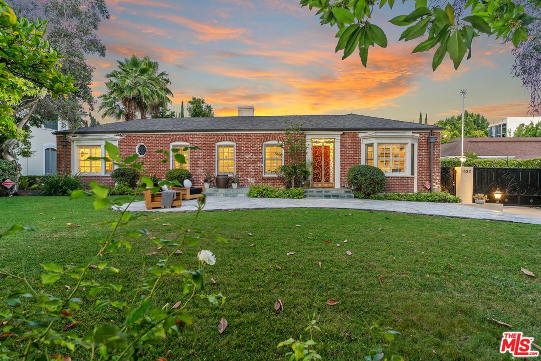 Backyard, Exterior, Facade, Brick Facade, Ranch