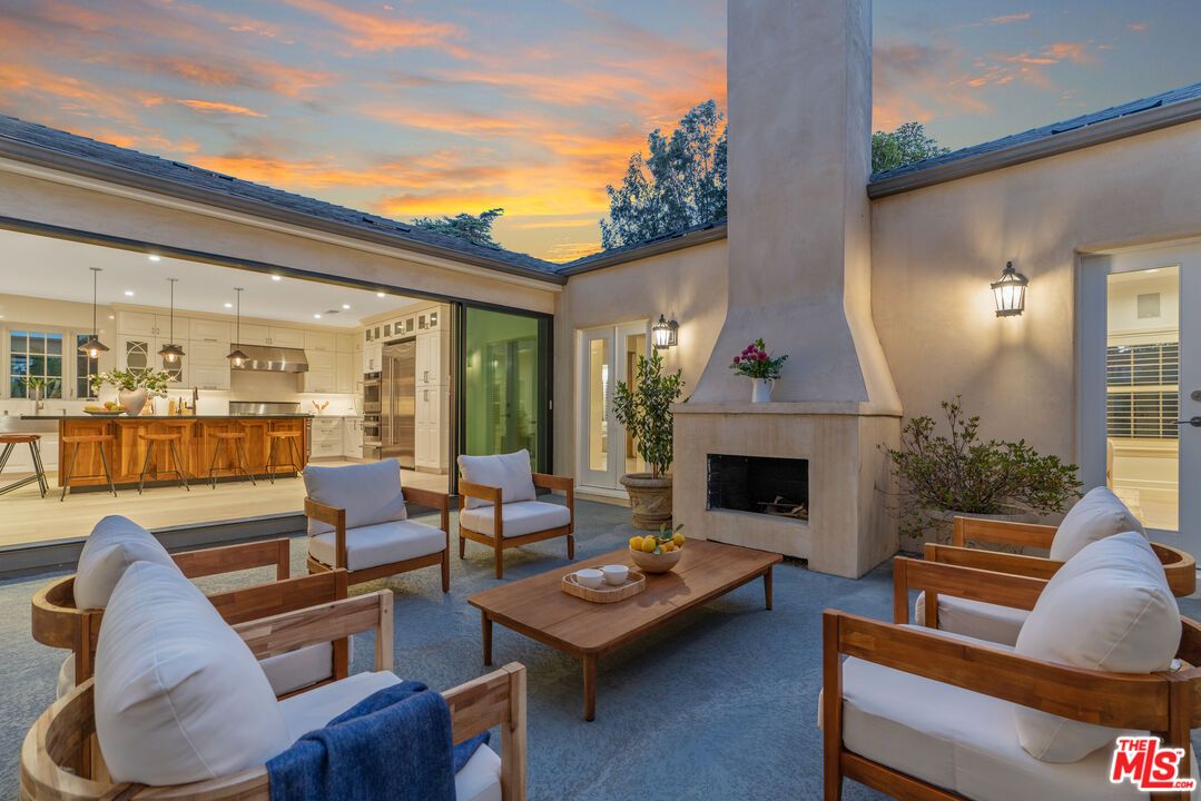 Exterior, Fireplace, Living room, Pendant Lights