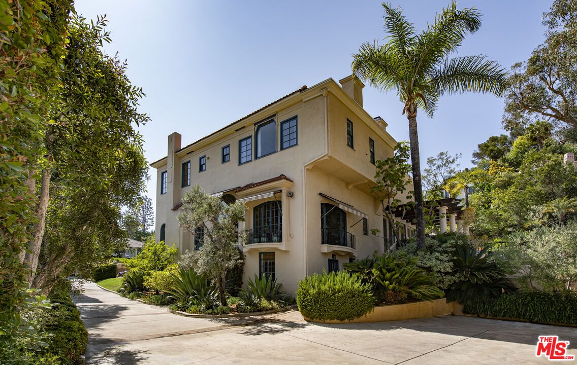Exterior, Facade, Modern