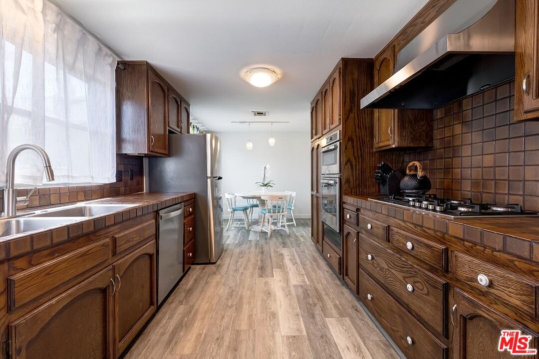 Dining room, Interior, Kitchen, Pendant Lights, Stainless Steel Appliances, Tile Countertops, Wood Texture Flooring
