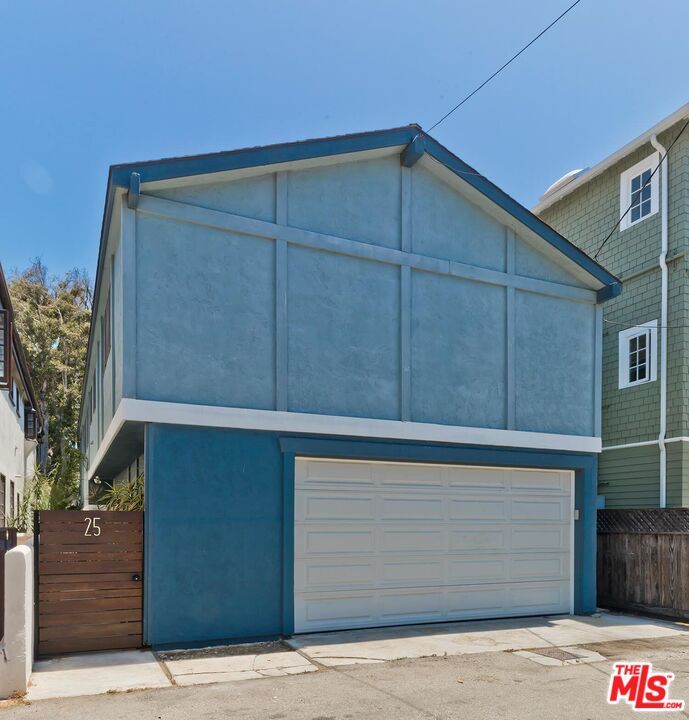 Attached, Exterior, Facade, None