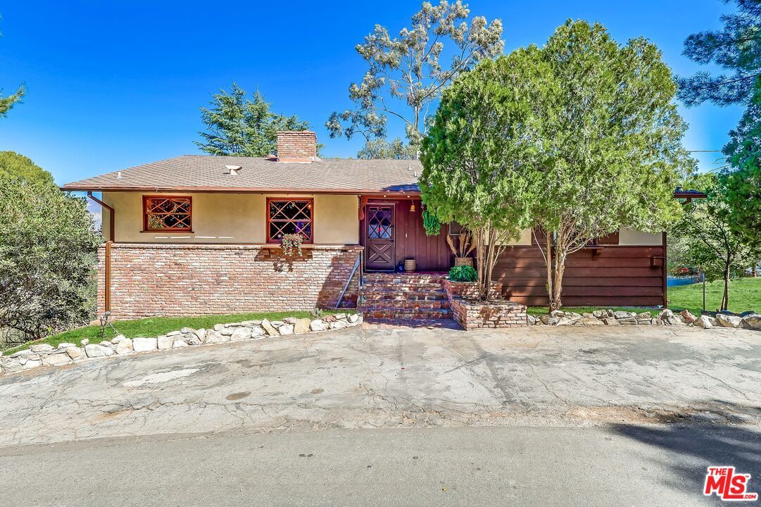 Backyard, Exterior, Facade, Brick Facade, Ranch