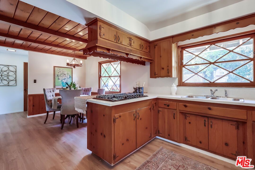 Chandelier, Dining room, Interior, Kitchen, Pendant Lights, Wooden Beams, Wooden Ceilings, Wood Texture Flooring