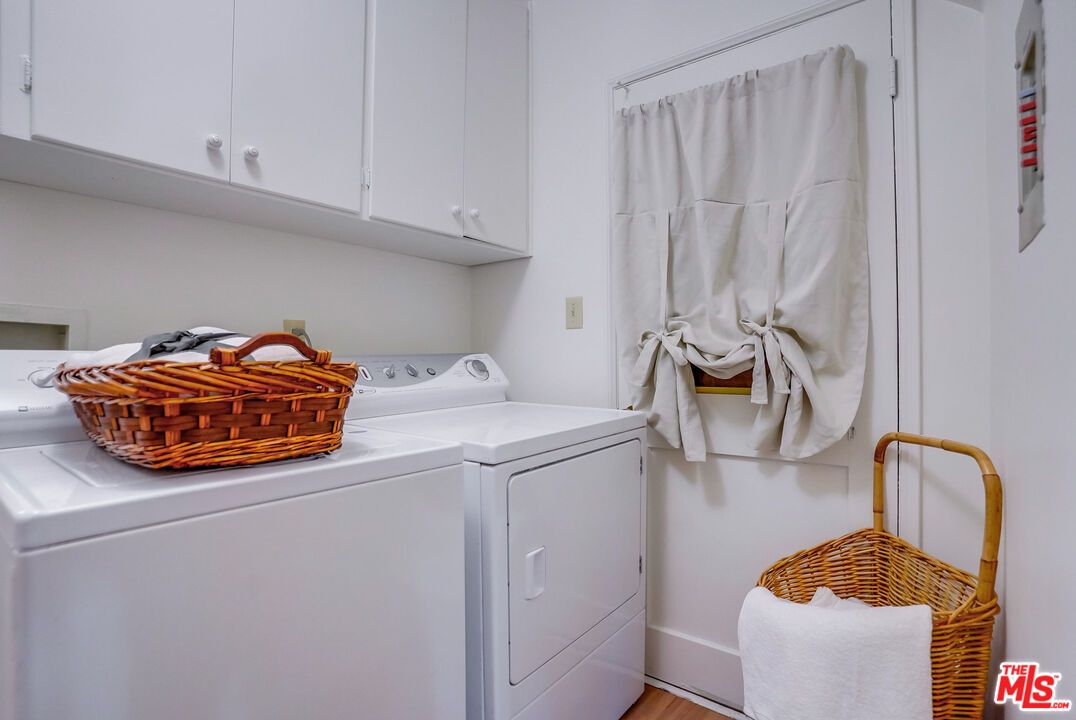 Interior, Washer, Wood Texture Flooring