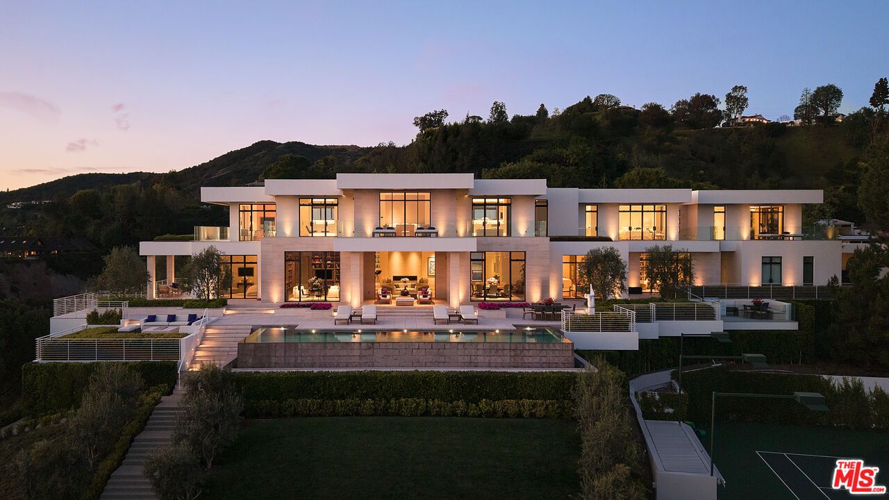 Backyard, Exterior, Facade, Pool, Modern