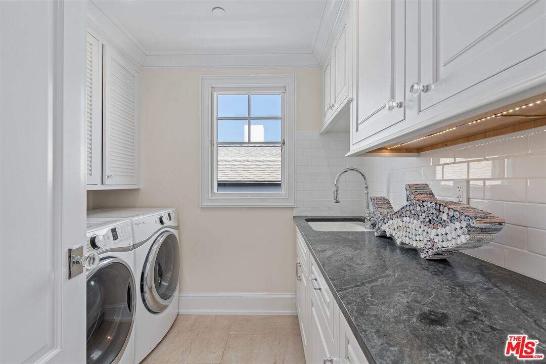 Interior, Washer, Wood Texture Flooring