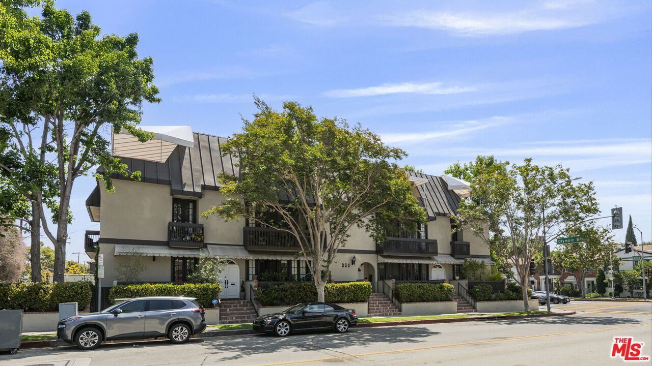 Exterior, Facade, Modern