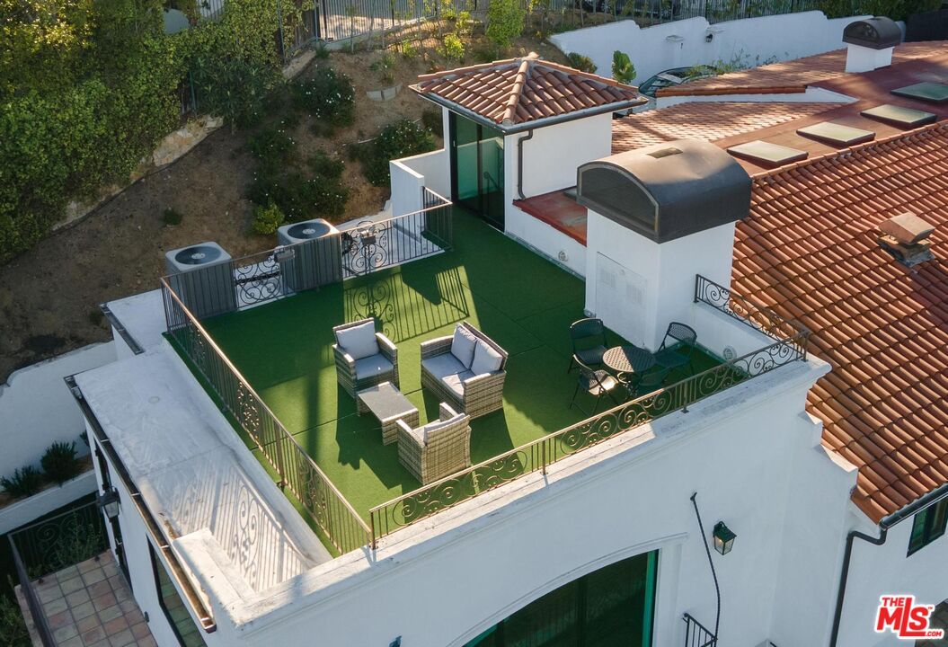 Exterior, Drone