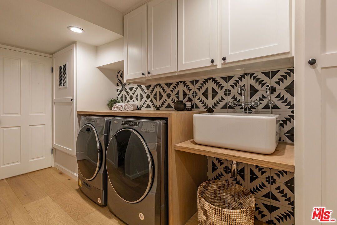 Interior, Recessed Lighting, Washer, Wood Texture Flooring
