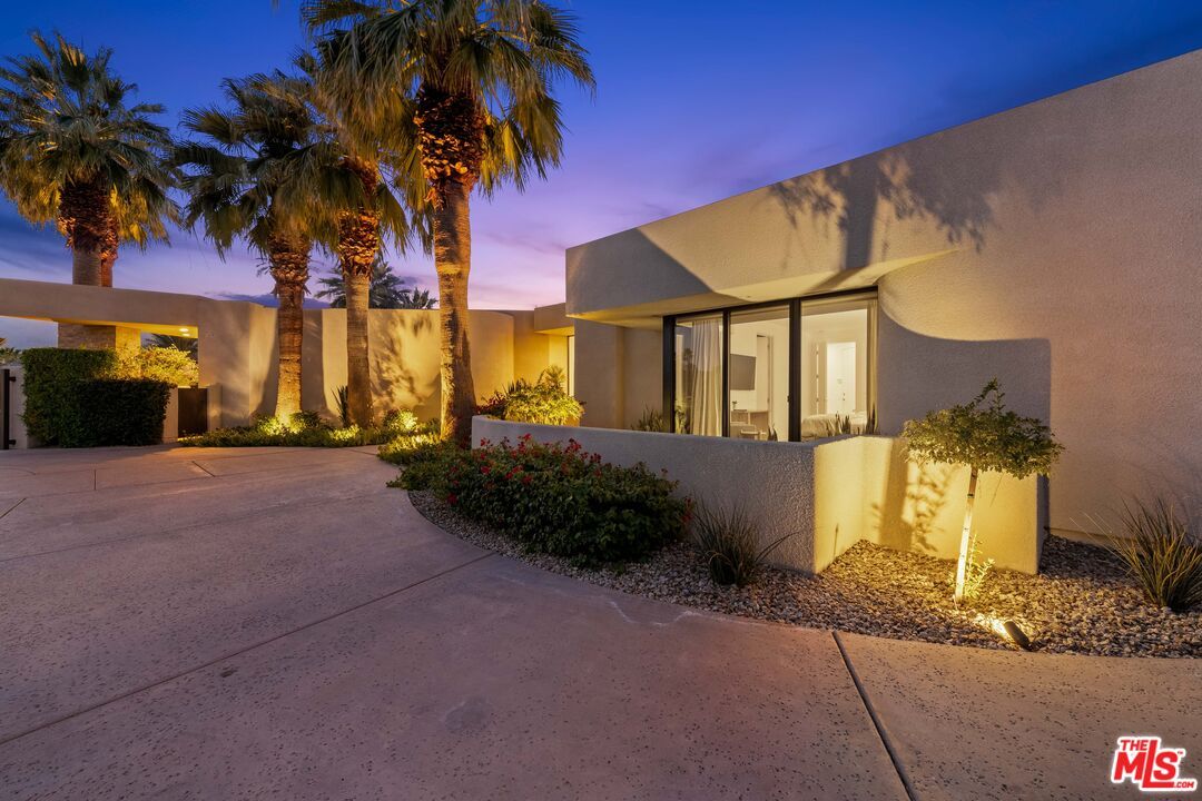 Backyard, Exterior, Facade, Modern
