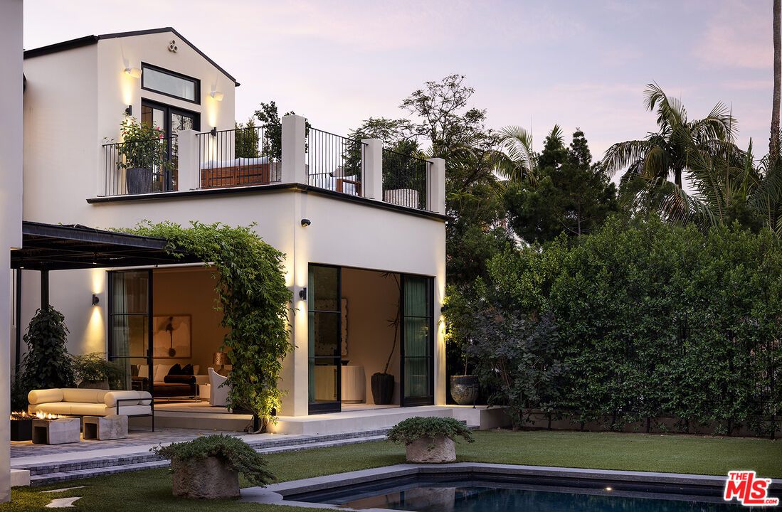 Exterior, Facade, Pool, Modern