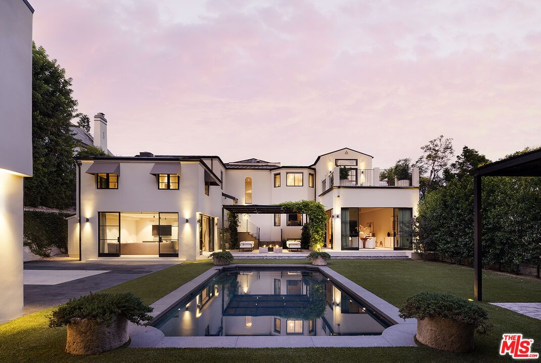Backyard, Exterior, Facade, Pool, Modern