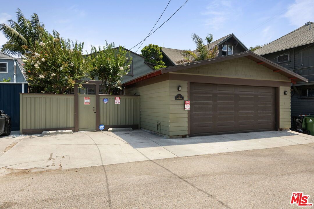 Detached Garage, Exterior