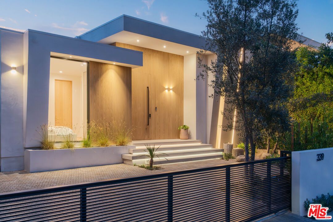 Exterior, Facade, Modern